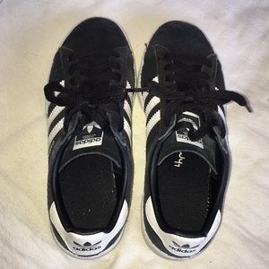 Black adidas campus shoes